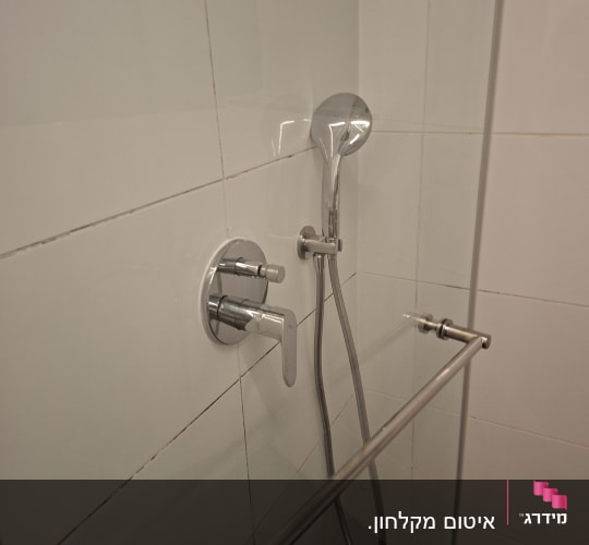 מקלחת עם ברז ומוט תלייה מזכוכית
